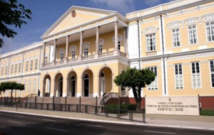 Grande prédio amarelo com detalhes antigos