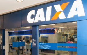 Banco azul com portas de vidro