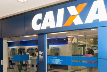 Banco azul com portas de vidro