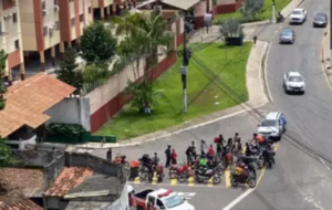 Vários entregadores de aplicativo em frente a um condomínio em Ananindeua