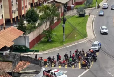 Vários entregadores de aplicativo em frente a um condomínio em Ananindeua