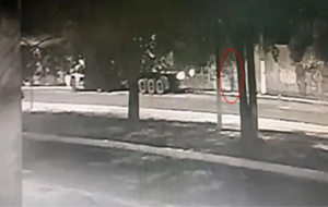 Vídeo de uma câmera de segurança mostrando uma carreta