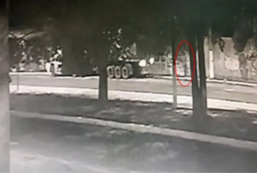 Vídeo de uma câmera de segurança mostrando uma carreta