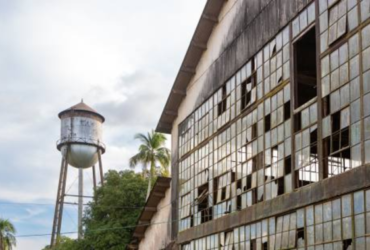 Galpão abandonado com janelas quebradas