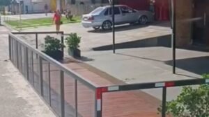 Espécie de praça que pega parte de uma rua