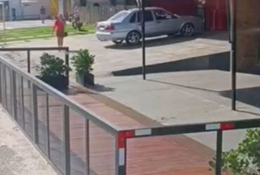 Espécie de praça que pega parte de uma rua