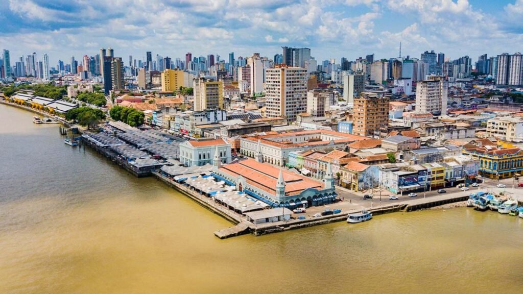 Cidade de Belém vista de cima. Vários prédio e um vasto rio