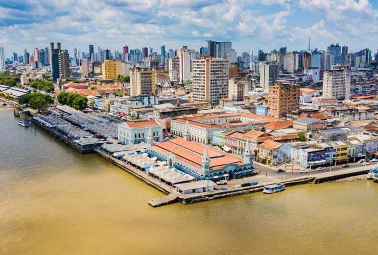 Cidade de Belém vista de cima. Vários prédio e um vasto rio