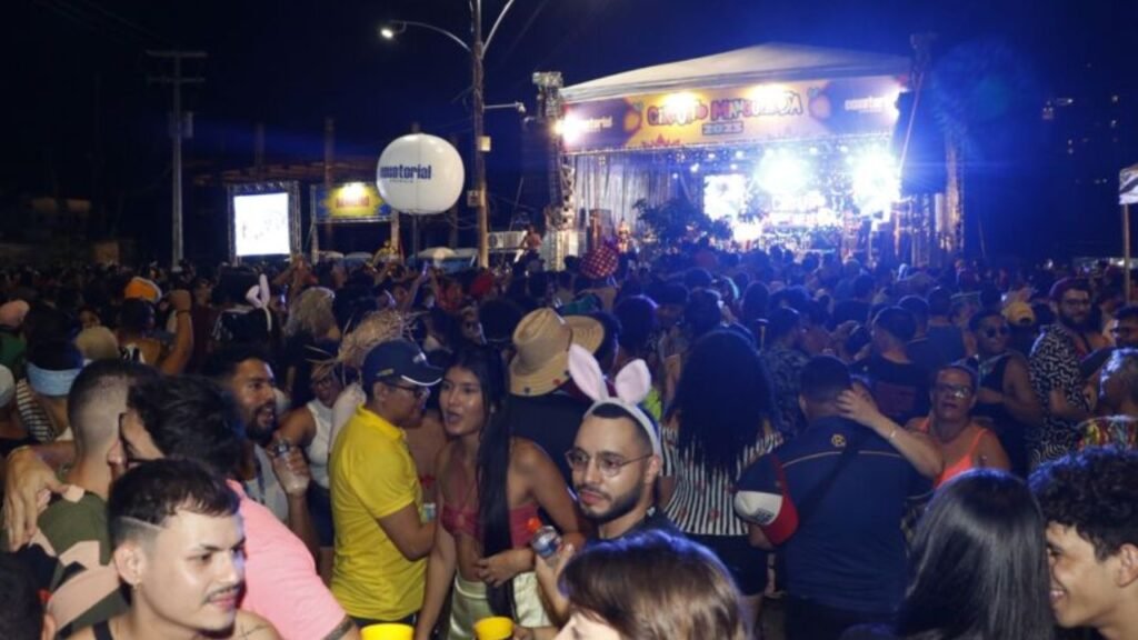Multidão de pessoas curtem uma festa de carnaval