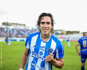 Nicolas com a camisa azul e branca do Paysandu