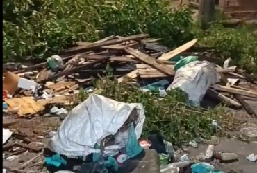 Rua fechada com lixo por protesto de moradores em Belém