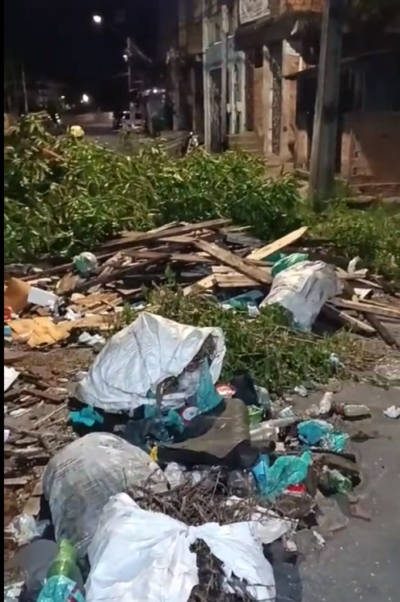 Rua fechada com lixo por protesto de moradores em Belém