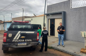 Policiais próximo de uma viatura