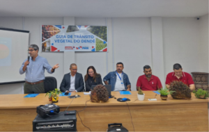 Pessoas sentadas a mesa participando da reunião