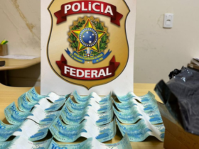 Várias notas de cem reais espalhadas na mesa
