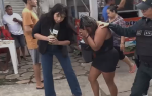 Repórter tentando entrevistar suspeita