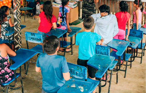 Crianças de costas em uma sala de aula