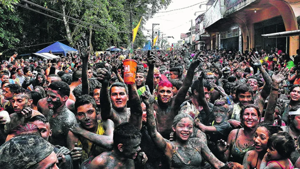 Bloco "Pretinhos do Mangue" no carnaval de Curuça.
