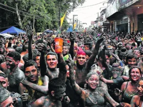Bloco "Pretinhos do Mangue" no carnaval de Curuça.