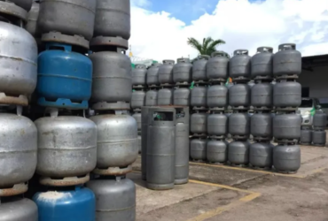 Vários botijões de gás