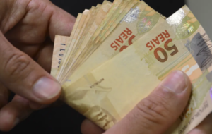 Cédulas de 50 reais sendo contadas