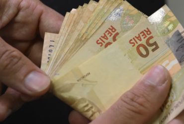 Cédulas de 50 reais sendo contadas