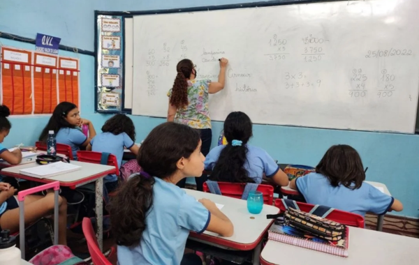 Crianças em sala de aula em uma escola de Belém
