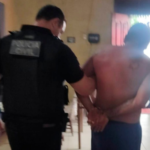 Homem sendo preso em Abaetetuba