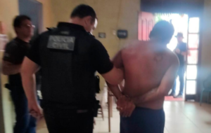 Homem sendo preso em Abaetetuba