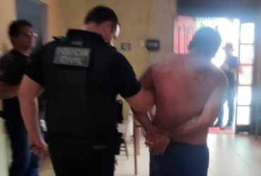 Homem sendo preso em Abaetetuba