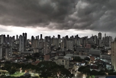 Cidade de Belém vista de cima com uma grande nuvem de chuva a encobrindo