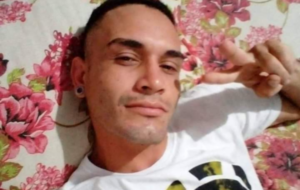 Jovem de camisa branca