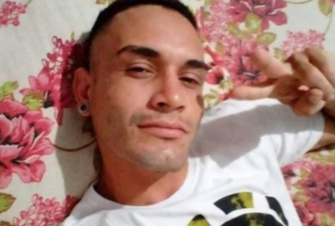 Jovem de camisa branca