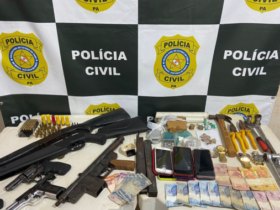 Armas, drogas e dinheiros em uma mesa