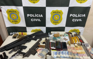 Armas, drogas e dinheiros em uma mesa