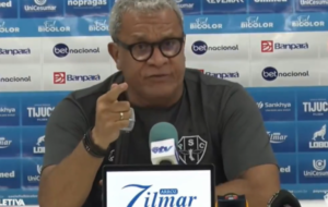 Treinador do Paysandu dando entrevista coletiva