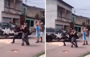 Policial dando um tapa na cara de torcedor