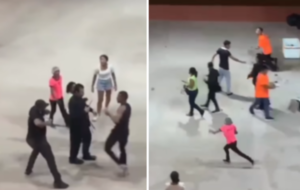 Várias pessoas brigando em uma espécie de galpão