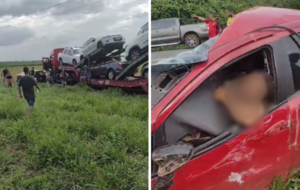 Acidente envolvendo um carro vermelho e um caminhão cegonha, que contém vários veículos