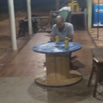 Homem de meia-idade bebendo sozinho em um bar