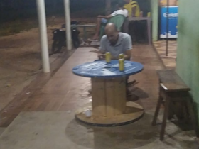 Homem de meia-idade bebendo sozinho em um bar