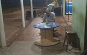 Homem de meia-idade bebendo sozinho em um bar