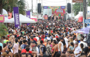 Muitas pessoas em uma festa de carnaval