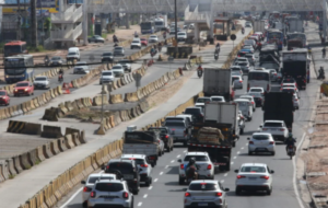 Muitos carros em duas pistas na BR-316