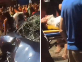 Acidente entre um carro azul e uma motocicleta