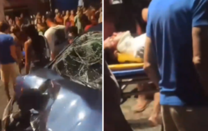 Acidente entre um carro azul e uma motocicleta