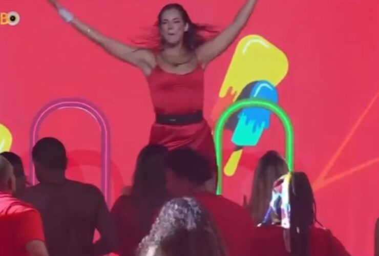 Mulher de vermelho dançando em um palco no BBB 24
