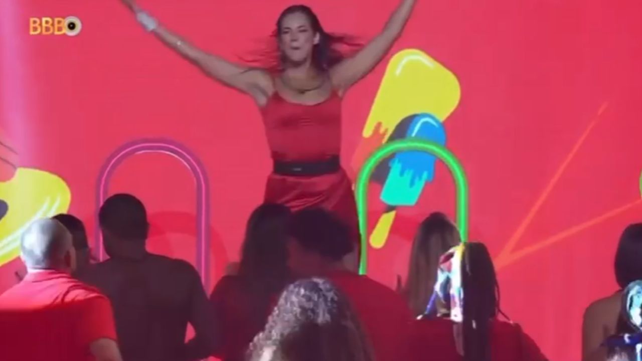 Mulher de vermelho dançando em um palco no BBB 24