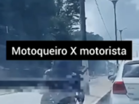 Carro e moto, um ao lado do outro