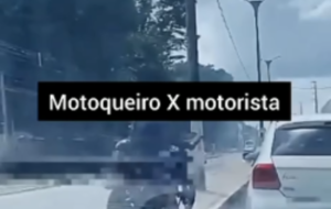 Carro e moto, um ao lado do outro